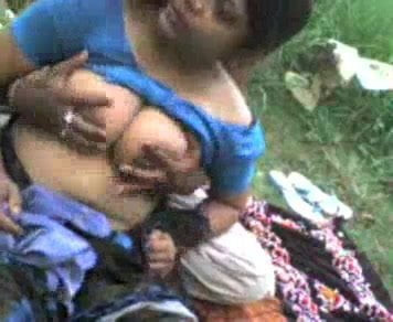 Garez-moi desi bengali boudi gros seins pressant dans son copain.