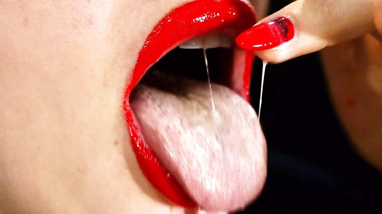 Labios rojos y un juego con líquidos y saliva! ¡Leche y café! 4K -SIN AUDIO-