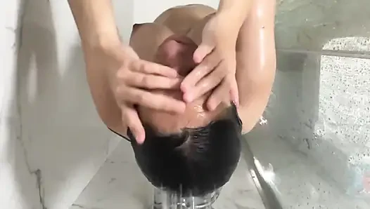 Menangkap ibu telanjang di kamar mandi