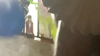 Lelaki Afrika di bilik air untuk keseronokan