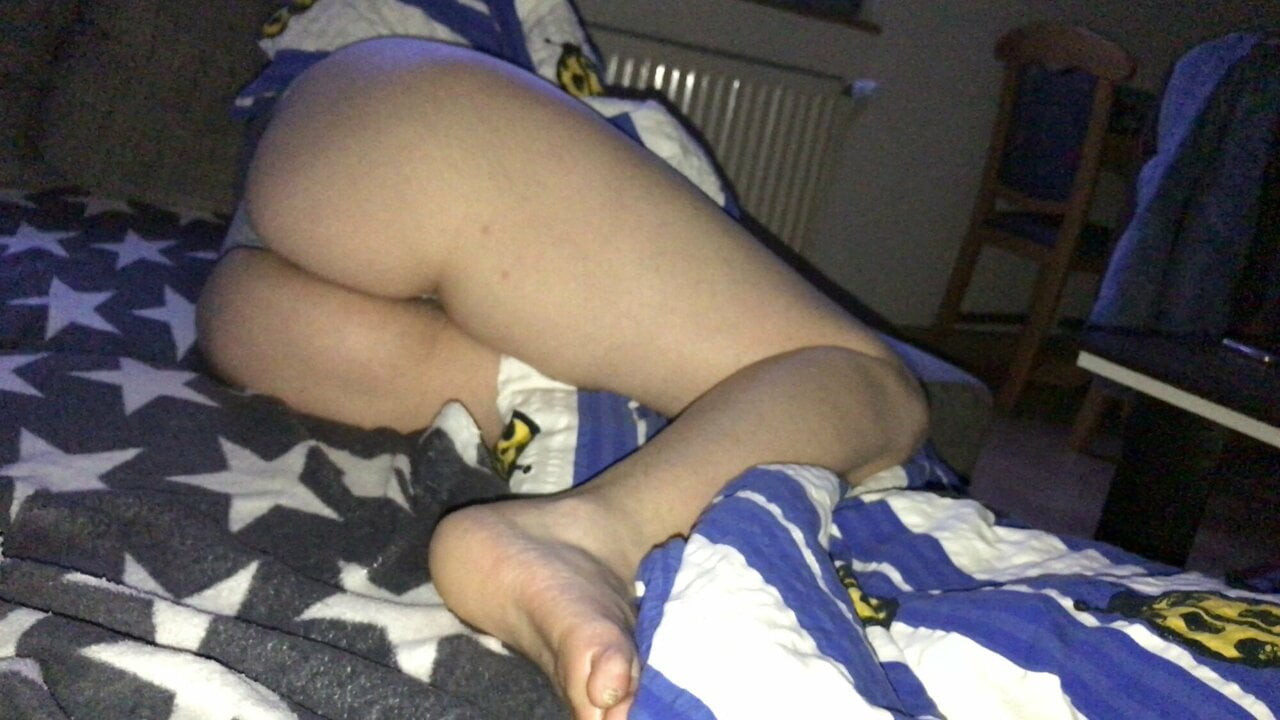 Nice Amateur Milf’s Ass and Feet on Bed