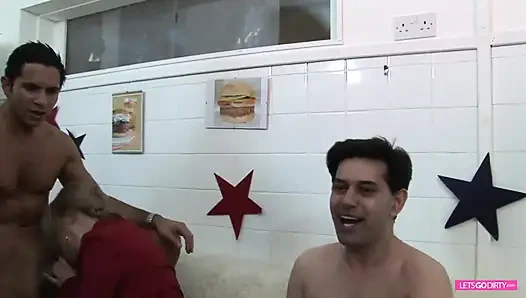 Оргия с двойном проникновением со шлюшками из шотландского ресторана