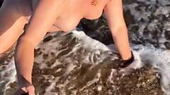 Tiffanybellsts 在鲱鱼湾海滩上裸体