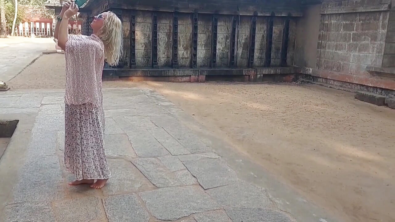 אישה בלונדינית בוגרת חובבנית נהנית מסקס אחרי הליכה