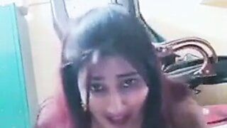 Swathi Naidu mostrando las tetas y cambiándose de vestido