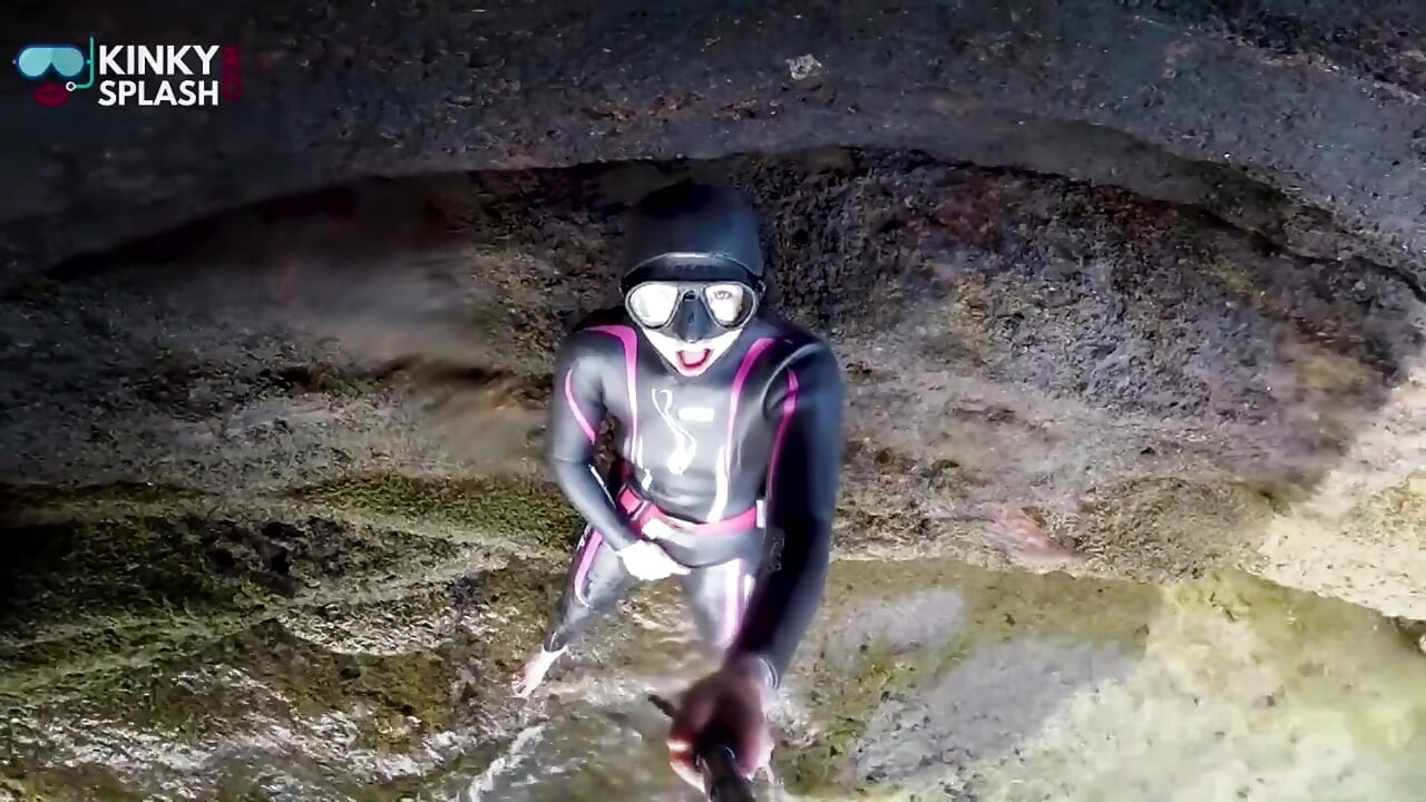 Neoprene wetsuit ve deniz kenarında dalış maskesi mastürbasyonu