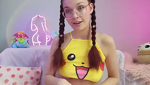 Электронная девушка с сиськами и Покмон тянет