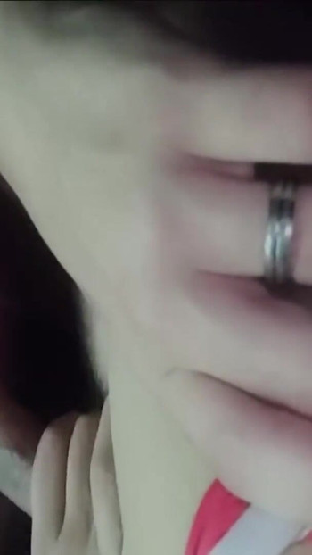 彼女が彼を待っている間、私は彼女の家の前で彼の精液を飲み込みました | クリップ 2