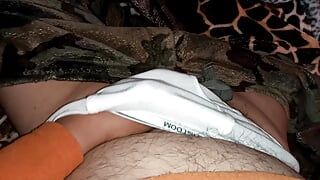 Mollige Mexicaanse masturbator die in een wit slipje zit