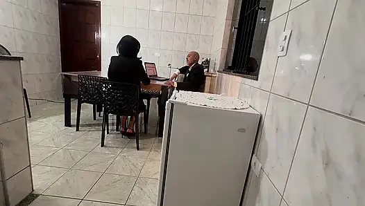 Yüksek güçlü bir yönetici bir iş toplantısı sırasında götünü ve amını siktiriyor.