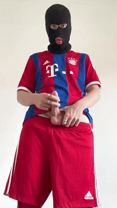 Hermano cachondo llega a casa de la práctica de fútbol