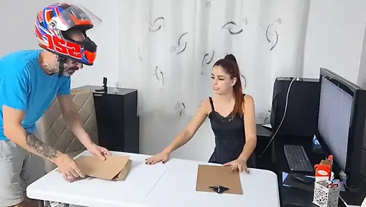 Sekretärin zeigt sich vor dem Liefermann!