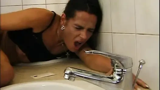 Güzel seksi klasik orta yaşlı seksi kadınlar büyük azgın yaraklarla sikiliyor ve boşalıyor