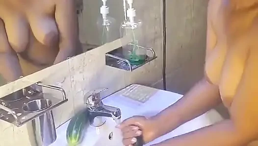 Muncrat di toilet pakai timun
