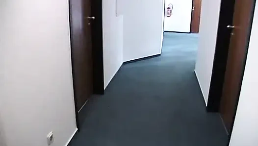 Симпатичную рыжую тинку трахают в видео от первого лица на кастинге