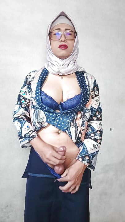 Hijab Shemales with Big Dicks Dildo Masturbate Until She Cum