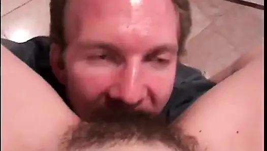 Memek berbulu gadis remaja rambut cokelat dijilat sebelum dientot habis-habisan sama kontol besar