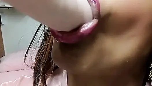 Bu yüzden seni emeceğim ve yarağını sikeceğim