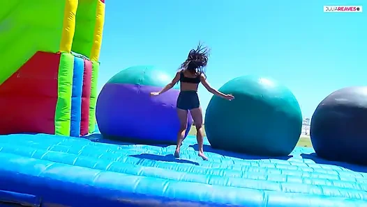 Gadis hot ini lagi asik nyepong kontol besar sebelum dientot habis-habisan di semak-semak