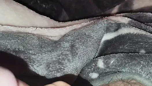 Ich habe ihn in der Öffentlichkeit angemacht und zu hause fertig gemacht. Ein wildes und dominantes wichsen und großer cumshot!