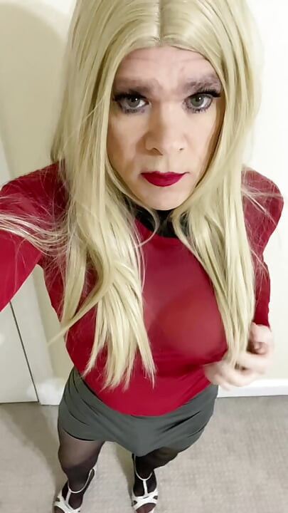 คลิปสั้นแต่งตัวข้ามเพศ Madison ในชุดชั้นในและถุงน่องและส้นเท้าอวด