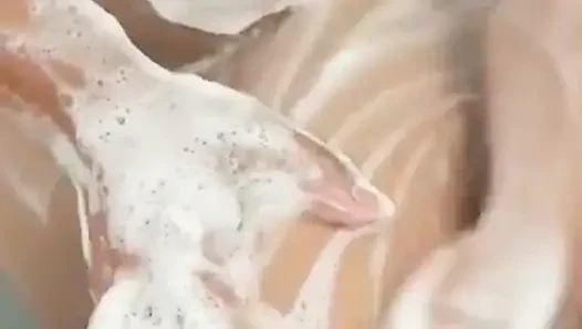 Sinundan ko sa cr si babe habang naliligo at sinabon ko ang malaki at malambot niyang puwet at kanyang puday