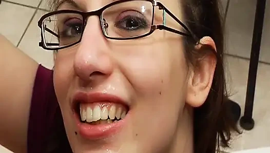 Sekretaris perancis dicrot sperma hangat di kacamatanya