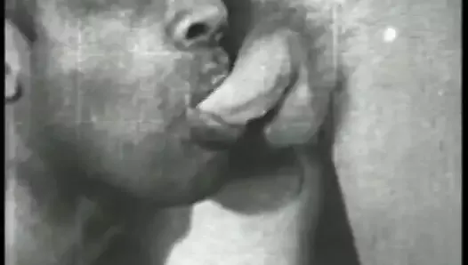 Bonita gran polla se folla a esta linda jovencita del porno vintage en una película en blanco y negro