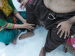 भारतीय बहू अमीर बूढ़े ससुर को पैरों की मालिश दे रही है, फिर स्पष्ट हिंदी ऑडियो के साथ उसकी गांड की चुदाई करवाती है - पूरी गर्म बात कर रही है