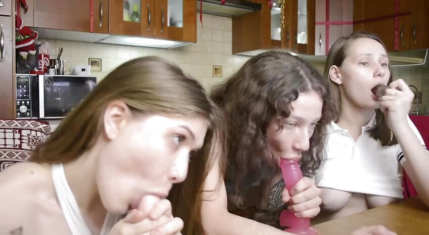 Teman wanita jalang nakal menghisap bertiga panas mendalam