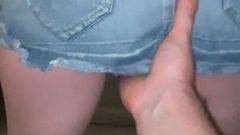 Трахаю пальцами английскую милфу в ее джинсовой мини-юбке в любительском видео