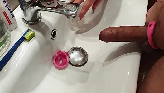 Domina. Mami Zieht Den Käfig Vom Penis Ihres Stiefsohns Aus, Lässt Ihn Pinkeln Und Wäscht Ihn Unter Der Dusche.