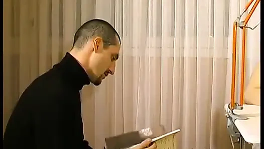 Bir öğrenci iki eğitim öğretmenini sikiyor.