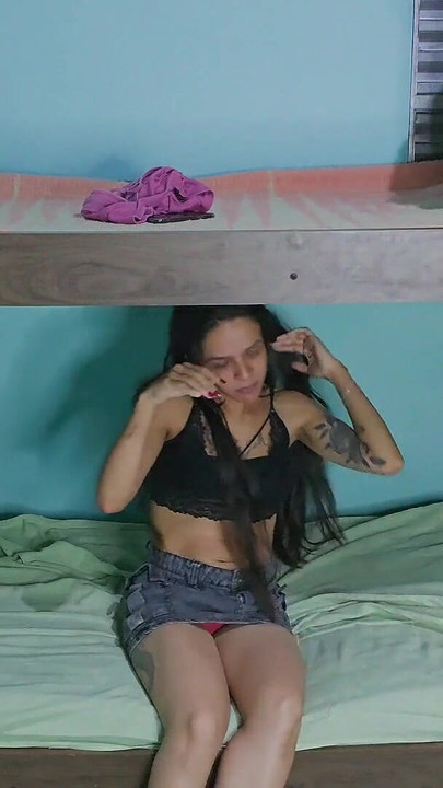 上は沈黙、下は秘密:彼女が裏切られたのは彼女の真下 |クリップ2