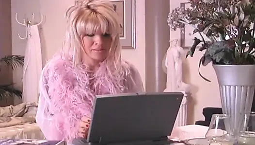 Blonde schönheit wird im bett hart geritten