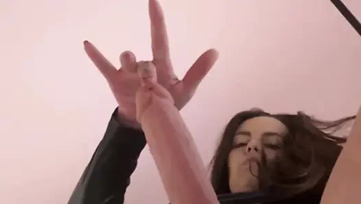 Pantat bahenol majikan kate dientot habis-habisan pakai strap-on sampai lubangnya menganga lebar