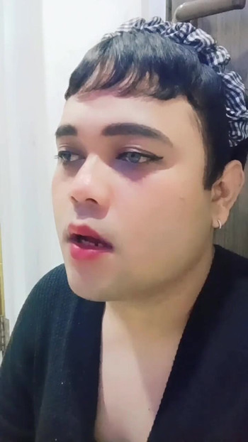 Femboy lypsinced a song.