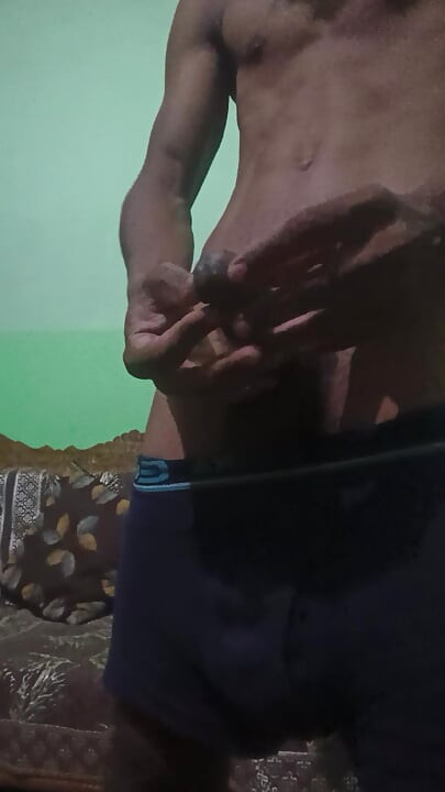 Vídeo solo e meio-irmão sempre com tesão