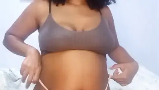 Dicke mami squirtet im videocall für dich