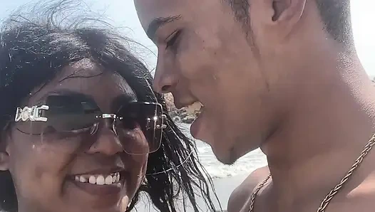 Wunderschöne Kolumbianerin am Strand. Ich verführe sie, um sie in mein Zimmer zu bringen.