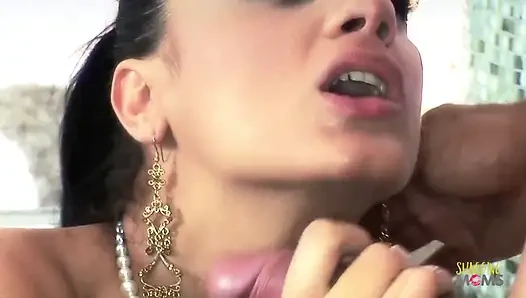 Die schönheit der strümpfe sagte ihm, dass sein cumshot nur auf ihrer muschi landen konnte