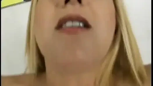 Memek becek randy si cewek nakal rambut pirang lagi asik nyepong kontol