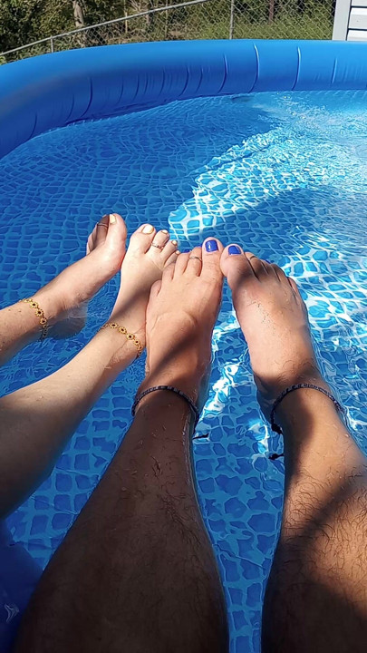 Pool footsie