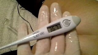 Inspección anal y medición de temperatura en el culo