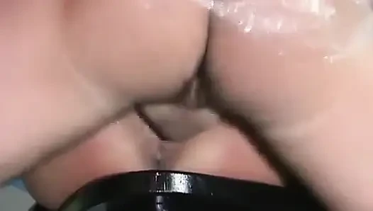 Yağmur ceketli Alman çift çiş seansında çok eğleniyor