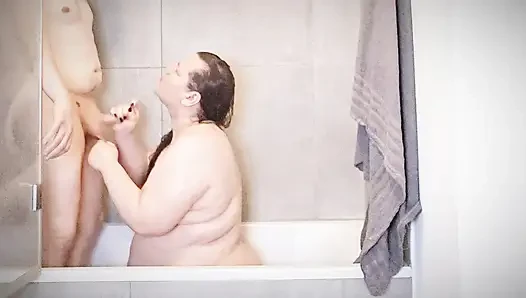 Alman amatör iri güzel kadın xmaskedmomwifex duş alırken şaşırıyor