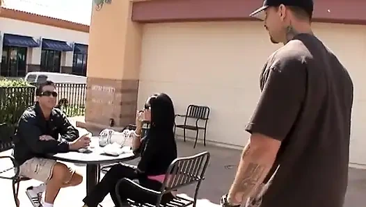 Neşeli bebek amının ağır vücutlu amcığı dölle dolu biraz görünüyor