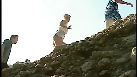 Terk edilmiş plaj tanıkları güzel bir sarışınla ateşli sikişiyor