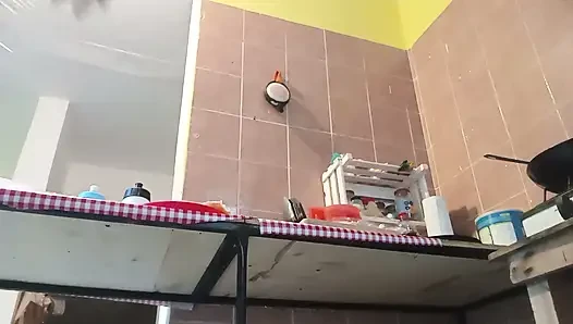 Şişman kalçalı külotla yemek pişiriyor ve kıllı gösteriyor