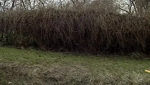 Двум сногсшибательным французским крошкам пробурили очко в тройничке на улице